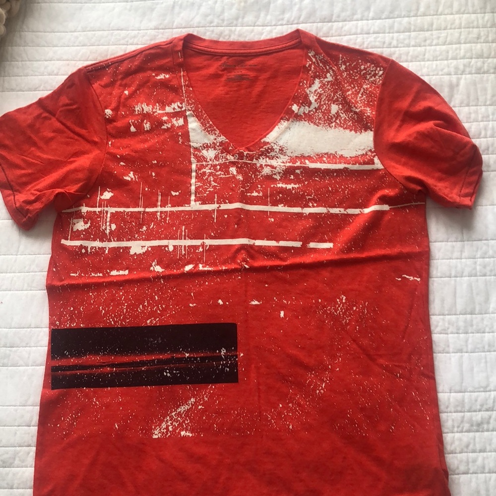 Kenneth Cole v-neck T-shirt